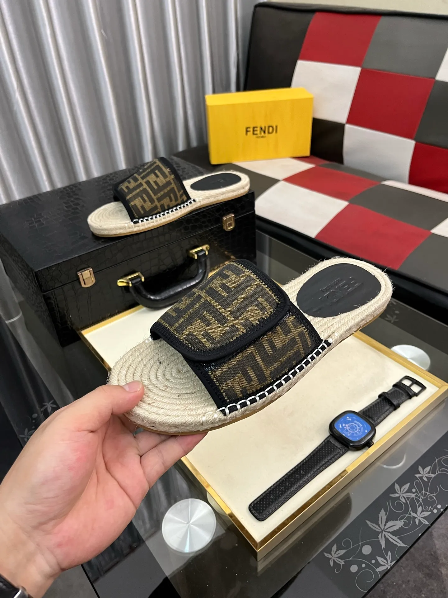 Men's shoes💰320⌚️⌚️[FENDI~Fendi slippers] High-end men's shoes brand official website 1:1 latest masterpiece: original mold customization, fabrics made of imported original materials, upgraded outsole, lighter, top quality in the market, simple and tasteful, a must-have for fashionistas, fashion is at your feet, full of confidence, the same style at the counter👍The season of summer slippers is here. Yardage: 38-44. Can be customized45.46.47